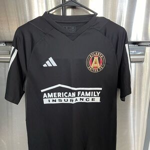Atlanta United Warmup Top Men’s small